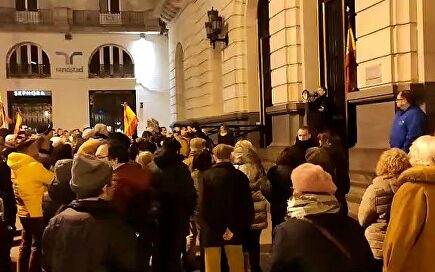 Decenas de personas se manifiestan en Zaragoza contra Pedro Sánchez