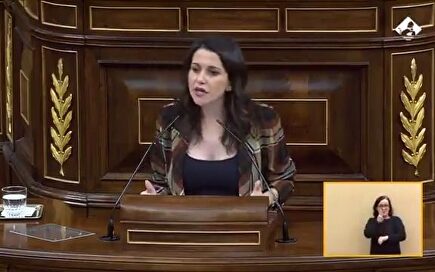 "¿No hay ni un solo valiente en la bancada socialista?"