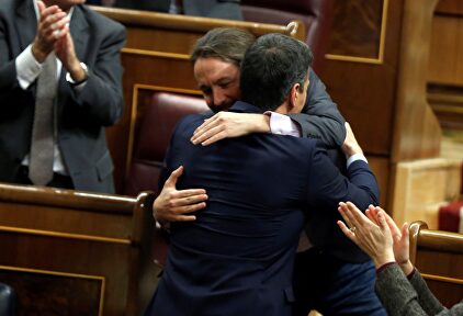 Pablo Iglesias y Pedro Sánchez se abrazan durante la sesión de investidura. | EFE
