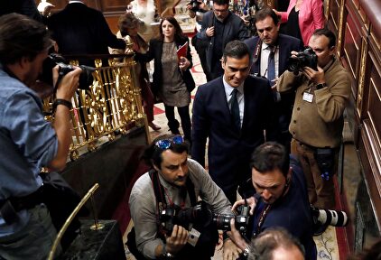 Pedro Sánchez abandona el hemiciclo tras perder la primera votación de su investidura. |  EFE