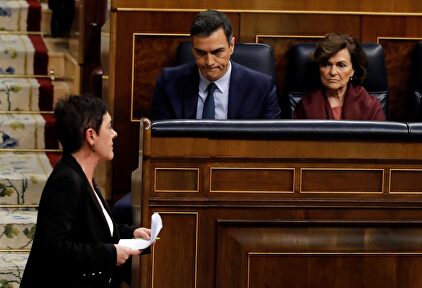 La portavoz de Bildu en el Congreso, ante Sánchez y Calvo. | EFE