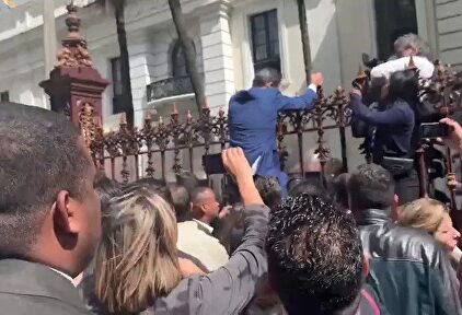 Diputados opositores intentan entrar en la Asamblea Nacional