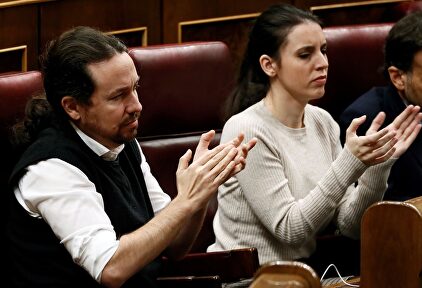 Pablo Iglesias e Irene Montero aplauden a Pedro Sánchez. | EFE