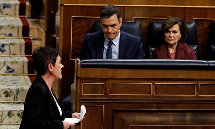 La portavoz de Bildu en el Congreso, ante Sánchez y Calvo. | EFE