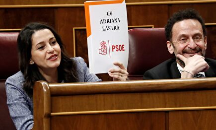 Arrimadas muestra el curriculum de Adriana Lastra mientras interviene la portavoz del PSOE. |  EFE