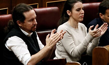 Pablo Iglesias e Irene Montero aplauden a Pedro Sánchez. | EFE