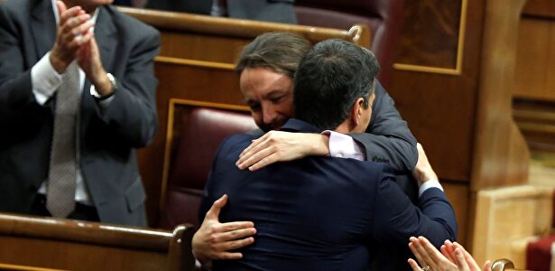 Pablo Iglesias y Pedro Sánchez se abrazan durante la sesión de investidura |  EFE