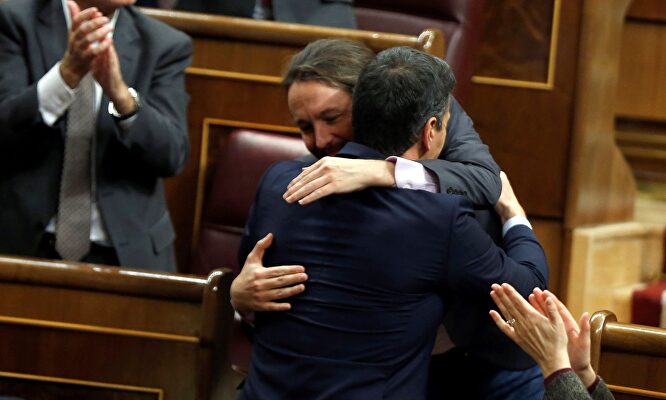 Pedro Sánchez y Pablo Iglesias se abrazan durante la última sesión de investidura | EFE