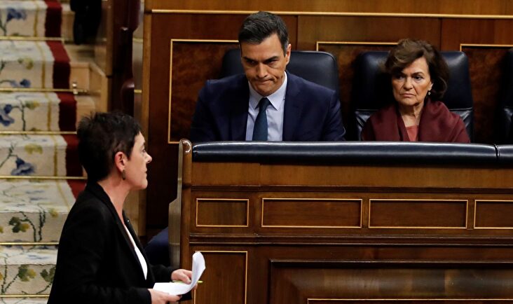 La portavoz de Bildu en el Congreso, ante Sánchez y Calvo. | EFE