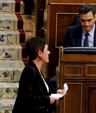 Sánchez y Calvo dirigen sus miradas a la portavoz de Bildu, Mertxe Aizpurua |  EFE
