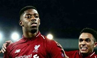 Ousmane Dembélé con la camiseta del Liverpool |  EFE