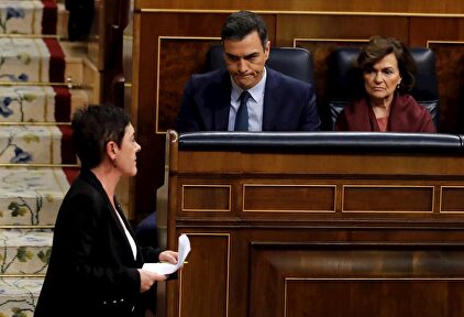 Mertxe Aizpurua pasado junto al escaño de Pedro Sánchez. |  EFE