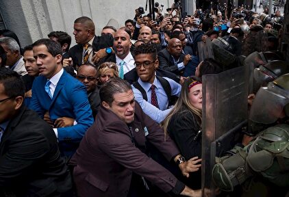 Guaidó y otros opositores fueron impedidos de entrar al Parlamento. |  EFE