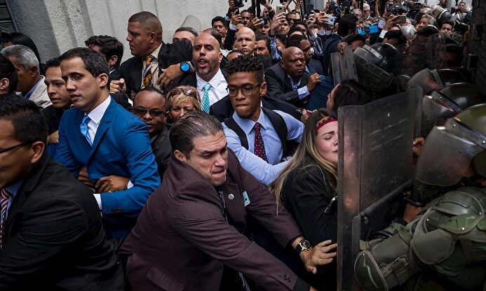Guaidó y otros opositores fueron impedidos de entrar al Parlamento. |  EFE
