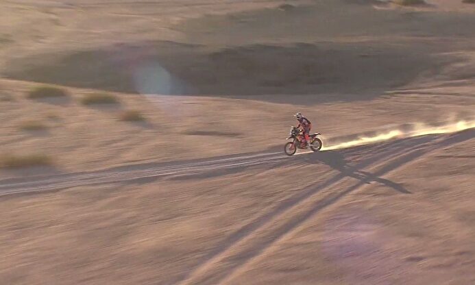 La impresionante imagen que nos regala el Dakar: ¡11 camellos corriendo junto a una moto!