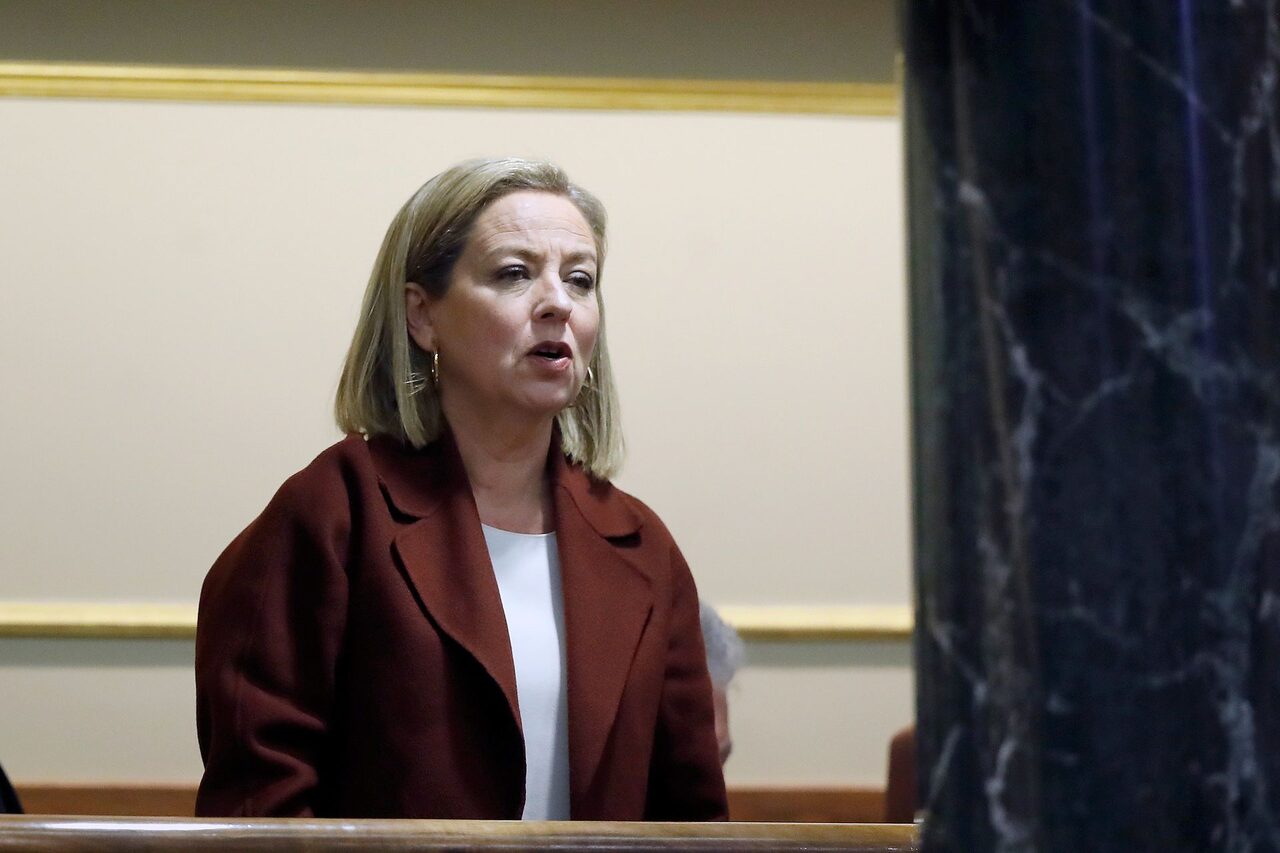 Ana Oramas en el momento de votar de viva voz |  EFE