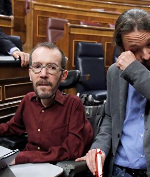 Pablo Echenique y Pablo Iglesias, tras la investidura de Sánchez. |  EFE