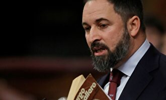 Santiago Abascal hoy en el Congreso mostrando la obra de Largo Caballero, "Mis Recuerdos" |  EFE