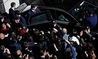 Sánchez saliendo del Congreso tras la investidura |  EFE