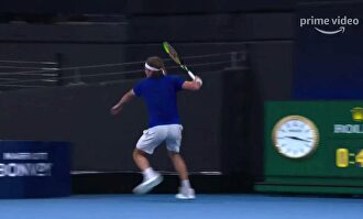 Tsitsipas golpea con la raqueta a su padre...¡Y aparece su madre para regañarle!