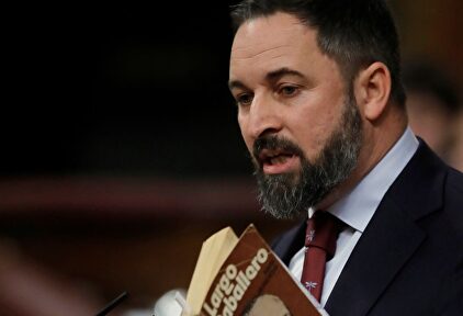 Santiago Abascal hoy en el Congreso mostrando la obra de Largo Caballero, "Mis Recuerdos" |  EFE