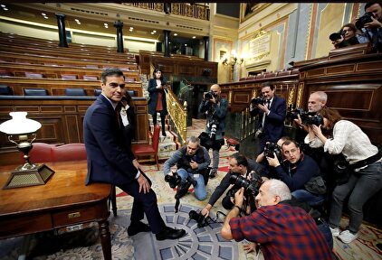 Pedro Sánchez posando para la prensa tras la investidura |  EFE