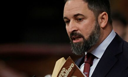 Santiago Abascal hoy en el Congreso mostrando la obra de Largo Caballero, "Mis Recuerdos" |  EFE