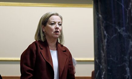 Ana Oramas en el momento de votar de viva voz |  EFE