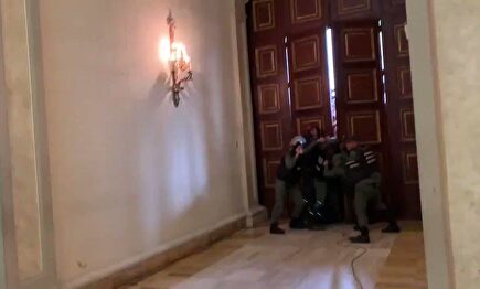 Guaidó y diputados opositores logran entrar en el Parlamento pese a la policía chavista