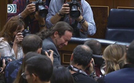 Pablo Iglesias celebra la investidura de Sánchez y su vicepresidencia llorando a moco tendido
