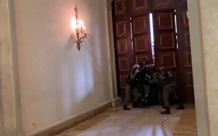 Guaidó y diputados opositores logran entrar en el Parlamento pese a la policía chavista