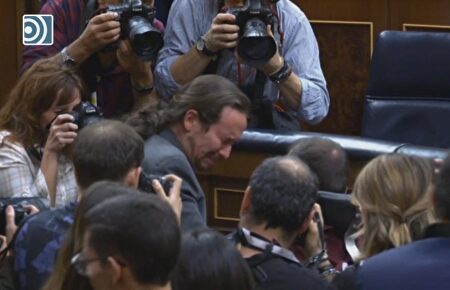 Pablo Iglesias celebra la investidura de Sánchez y su vicepresidencia llorando a moco tendido