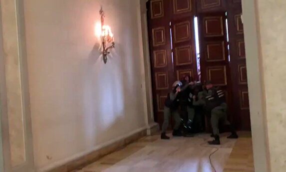 Guaidó y diputados opositores logran entrar en el Parlamento pese a la policía chavista