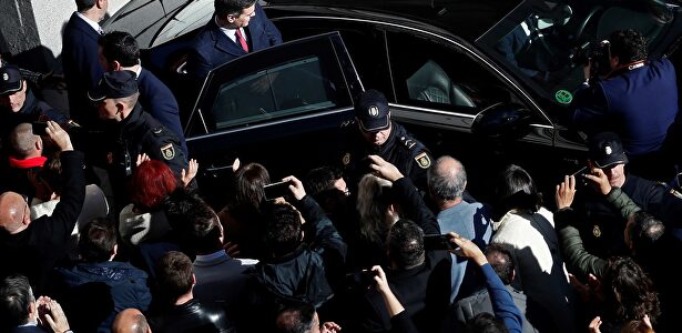 Sánchez saliendo del Congreso tras la investidura |  EFE