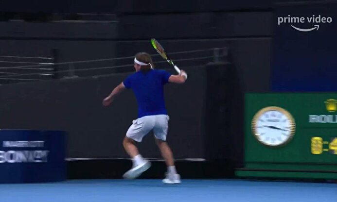 Tsitsipas golpea con la raqueta a su padre...¡Y aparece su madre para regañarle!