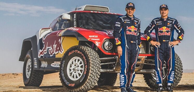 Carlos Sainz y su copiloto. |  Twitter Carlos Sainz