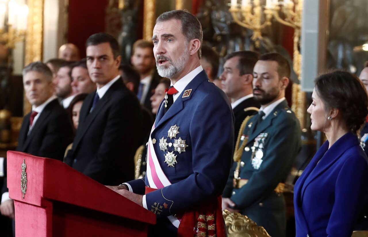 Pedro Sánchez observa al Rey en la Pascua Militar. |  EFE