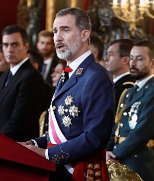 Pedro Sánchez observa al Rey en la Pascua Militar. |  EFE