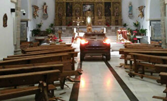 Un hombre dice estar "endemoniado" y empotra su coche contra la iglesia de Sonseca