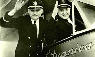 Darius, junto a Girenas, en el avión Lituanica con el que intentaron unir Nueva York y Lituania. |  Twitter Ministerio de Asuntos Exteriores Lituania