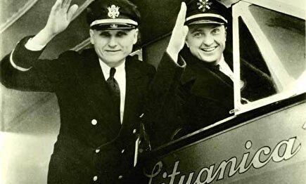 Darius, junto a Girenas, en el avión Lituanica con el que intentaron unir Nueva York y Lituania. |  Twitter Ministerio de Asuntos Exteriores Lituania