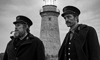 Willem Dafoe y Robert Pattinson en El Faro |  Universal