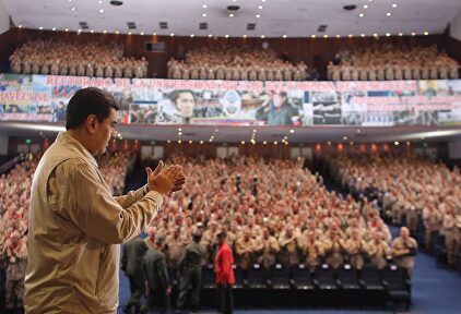 Maduro, durante un acto con miembros del ejército. |  EFE