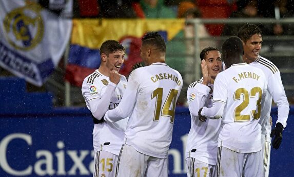 Casemiro y Valverde celebran un gol ante el Eibar. |  EFE