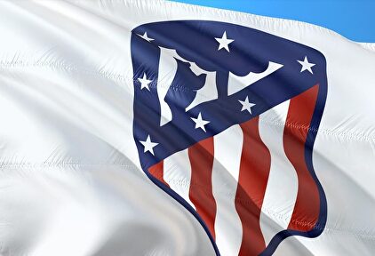 La bandera con el escudo actual del Atlético de Madrid. |  Pixabay