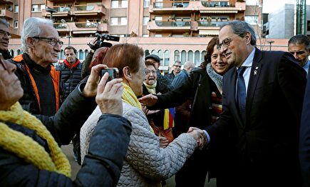 Quim Torra saludando a vecinos de Vic |  EFE
