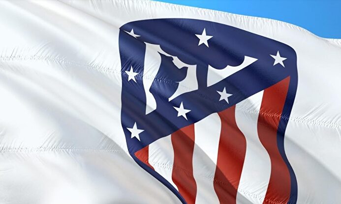 La bandera con el escudo actual del Atlético de Madrid. |  Pixabay