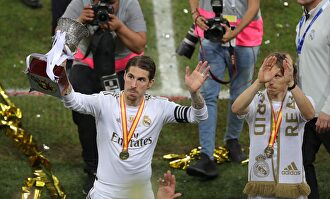 Ramos y Modric celebran un nuevo título para el Real Madrid |  EFE