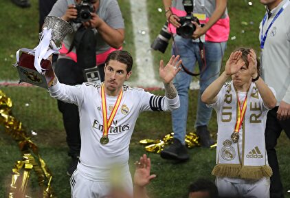 Ramos y Modric celebran un nuevo título para el Madrid |  EFE