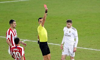 Fede Valverde (d), expulsado con roja directa en la final de la Supercopa de España. |  EFE